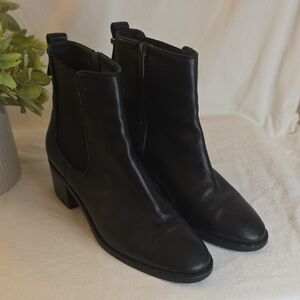 Aquatalia Elegant Black Leather Ankle Booties